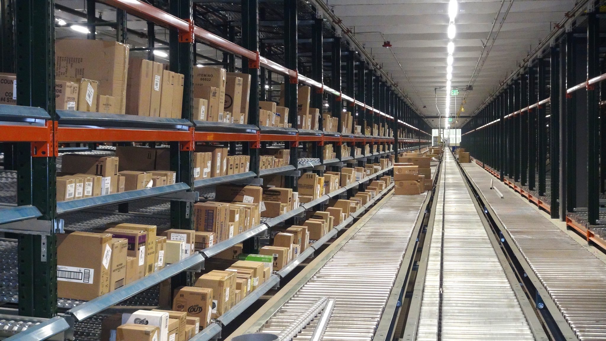 Boxes-on-conveyor-through-pick-module