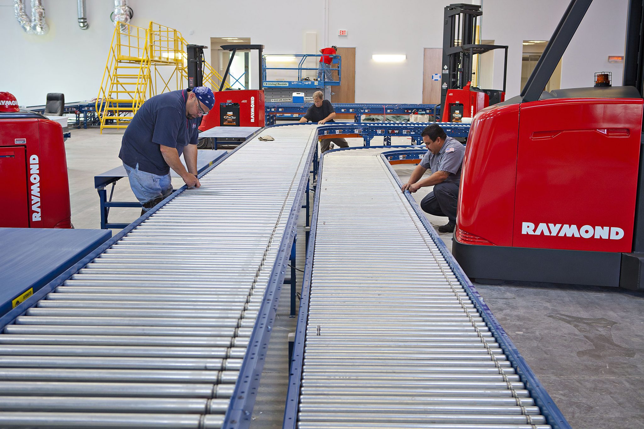 Conveyor and sortation installation