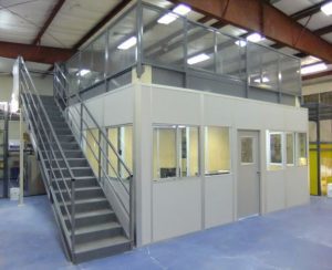 Modular building with mezzanine