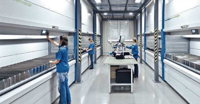 Order picking process using a VLM