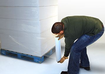 Stretch-wrapping-pallets-by-hand
