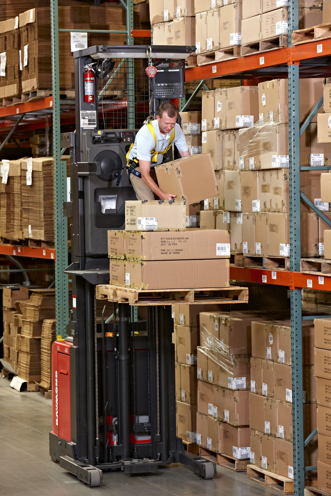 Warehouse orderpicker using electric trucks